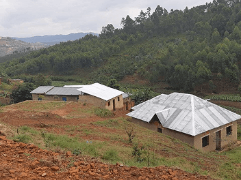 Foto de casas em meio a montanhas